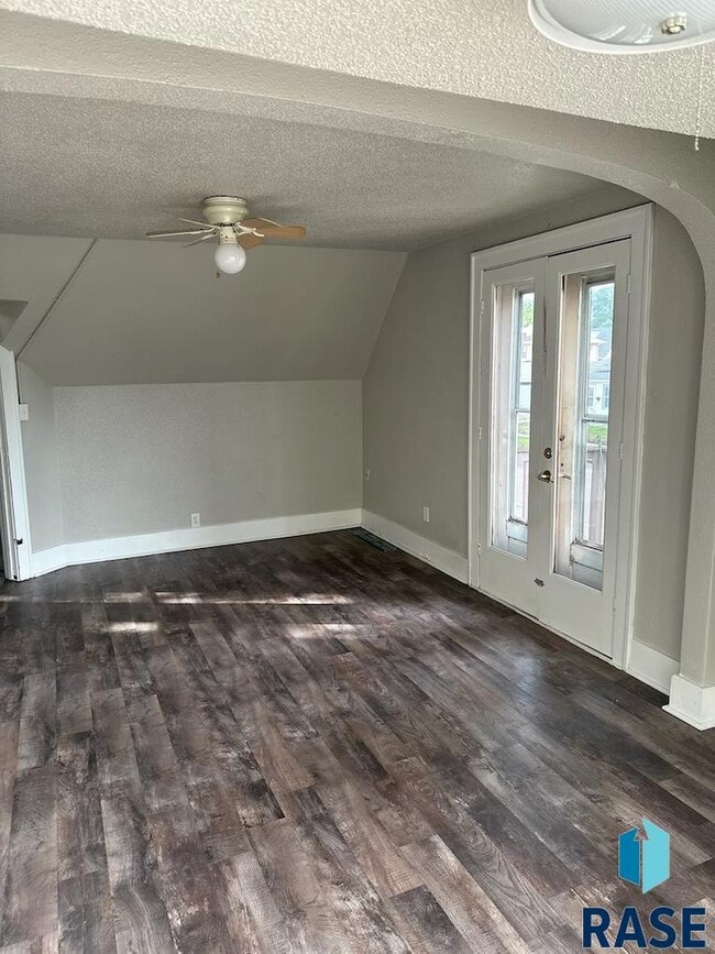 Building Photo - 425 N Prairie Ave