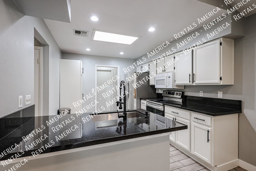 Building Photo - 1631 E Javelina Cir