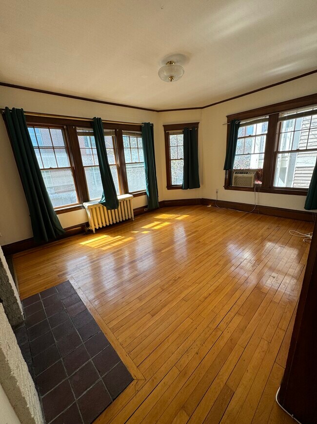 Building Photo - 17 Story St