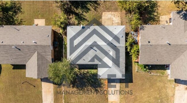 Building Photo - 4 bedroom 1 bathroom home in Midwest City!