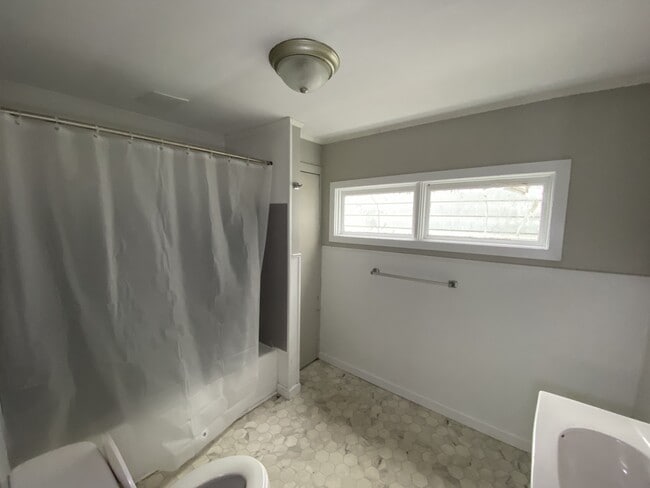 Building Photo - 325 Valley St