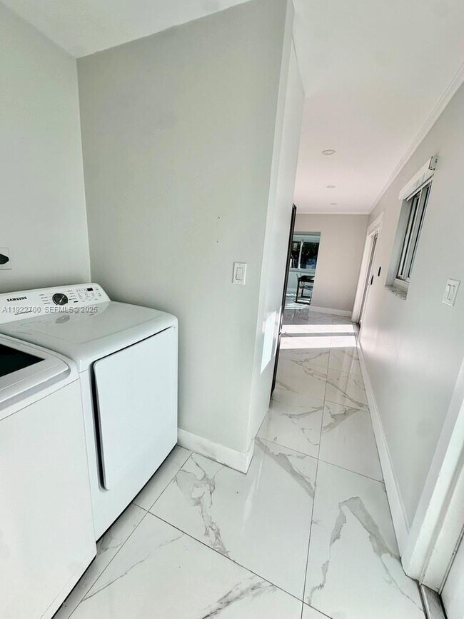 Building Photo - 4681 SW 26th Terrace