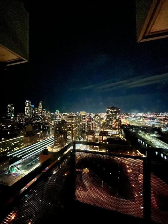 Building Photo - 235 W Van Buren St