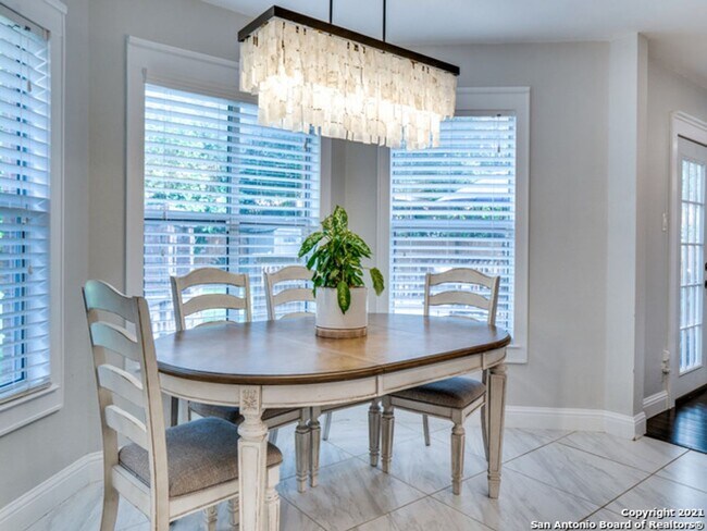 Building Photo - BEAUTIFULLY RENOVATED 4-BEDROOM HOME IN HUNTINGTON PLACE