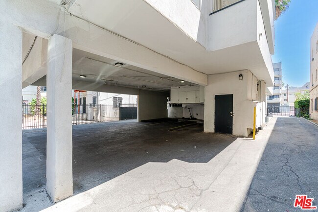 Building Photo - 845 S Kenmore Ave