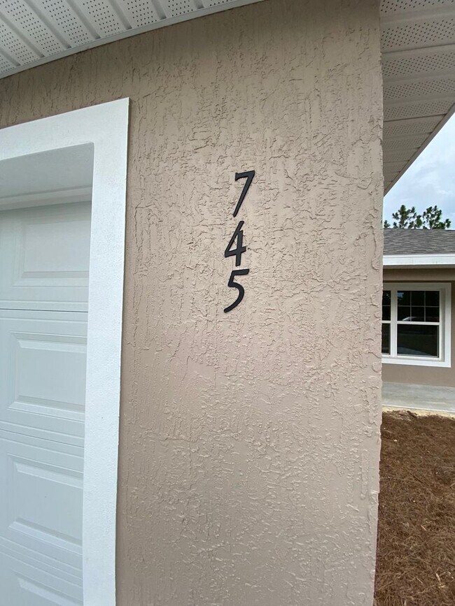 Building Photo - Custom Home - Desirable SW Ocala Neighborh...