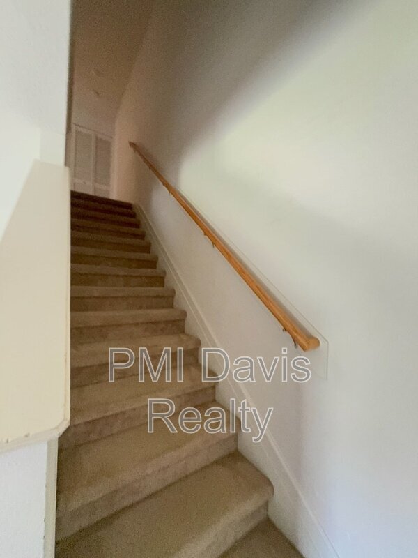 Building Photo - 143 Crete Ct
