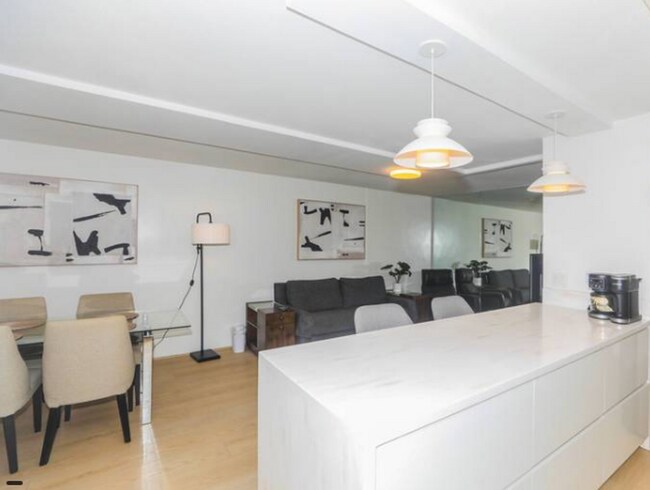 Building Photo - Renovated Fully Furnished 1 Bedroom at Discovery Bay