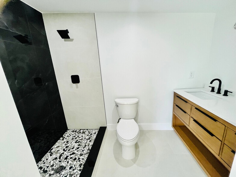 Building Photo - 1612 E River Dr