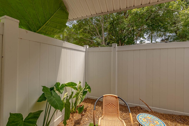 Building Photo - 132 S Island Square Dr