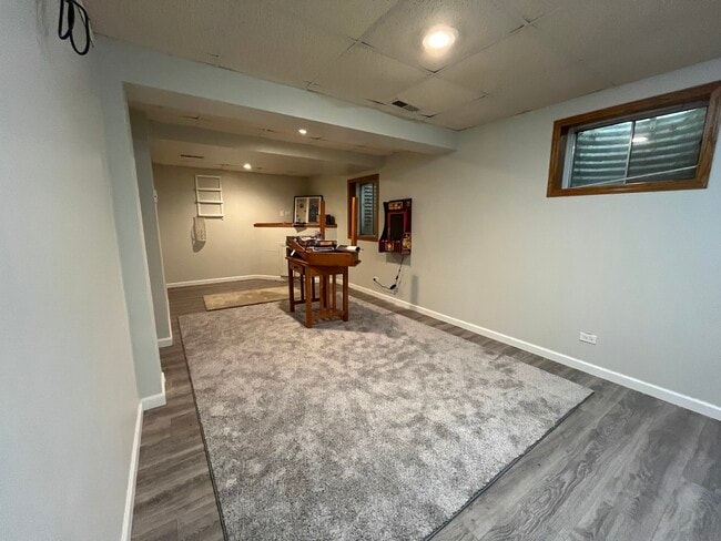 Building Photo - 556 Beaconsfield Ave