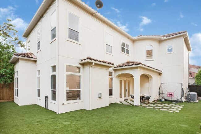 Building Photo - 2706 Tudor Manor