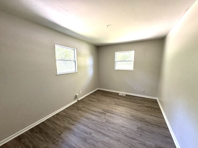 Building Photo - 2194 N Riley Ave