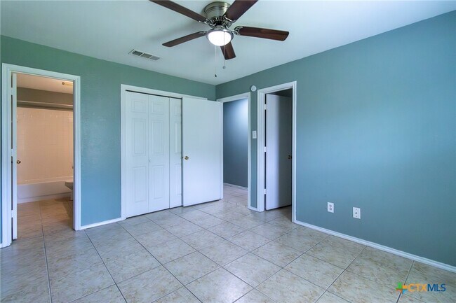 Building Photo - 1601 Benttree Dr