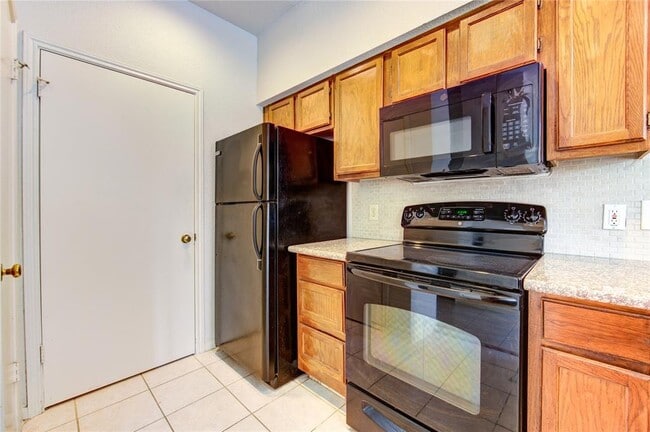 Building Photo - 2121 El Paseo St