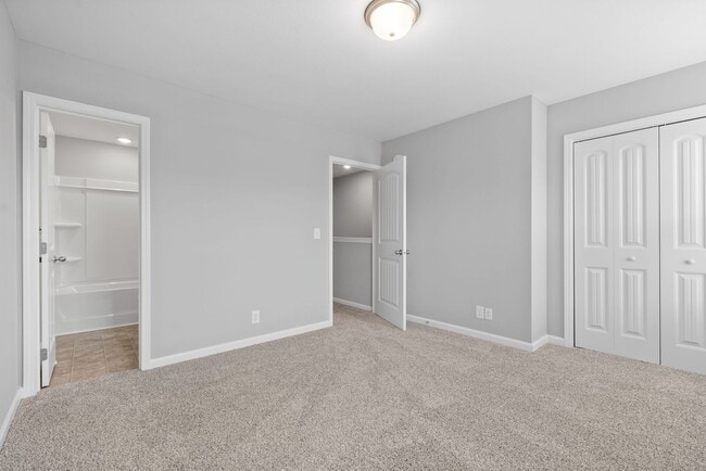 Building Photo - 2 Bedroom Condo For Rent Near Madison Street!