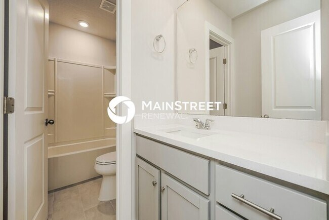 Building Photo - 4 Bedroom Pet-Friendly Home in Deland, FL with Main Street Renewal