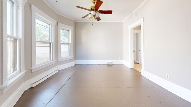 Building Photo - Beautiful 3 Bedroom 2 bathroom - Single Family Home