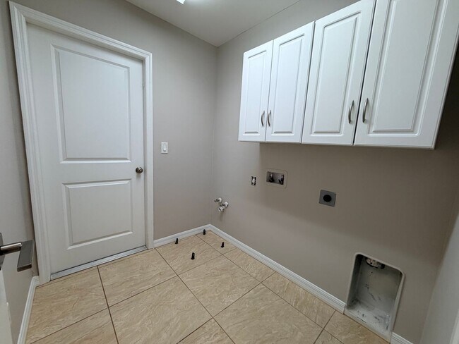 Building Photo - Move-In Ready 3BR Home in SW Cape Coral with Fenced Yar+Screened Lanai+Lawn Care Included+Pet Fri...