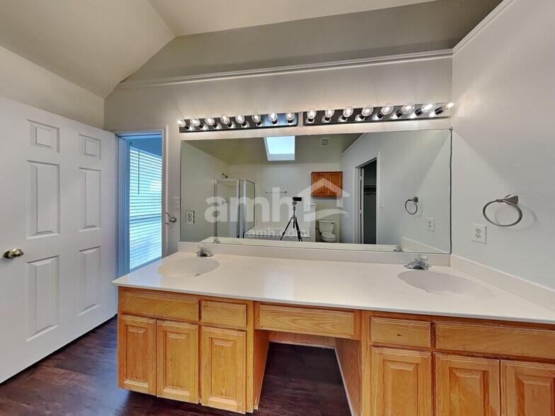 Building Photo - 1204 Buehler Ct