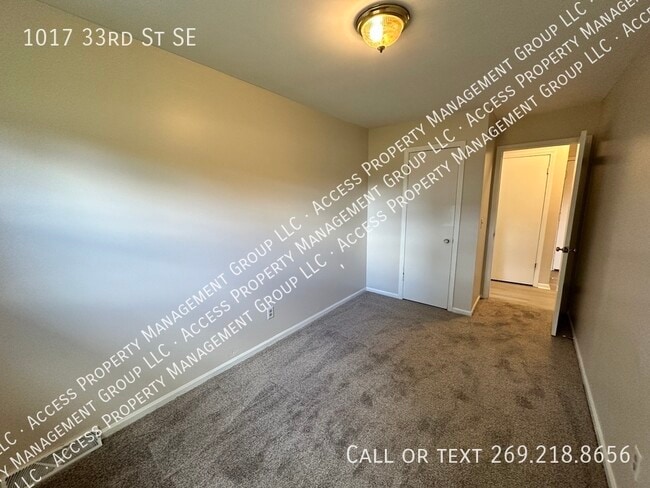 Building Photo - 1017 33rd St SE