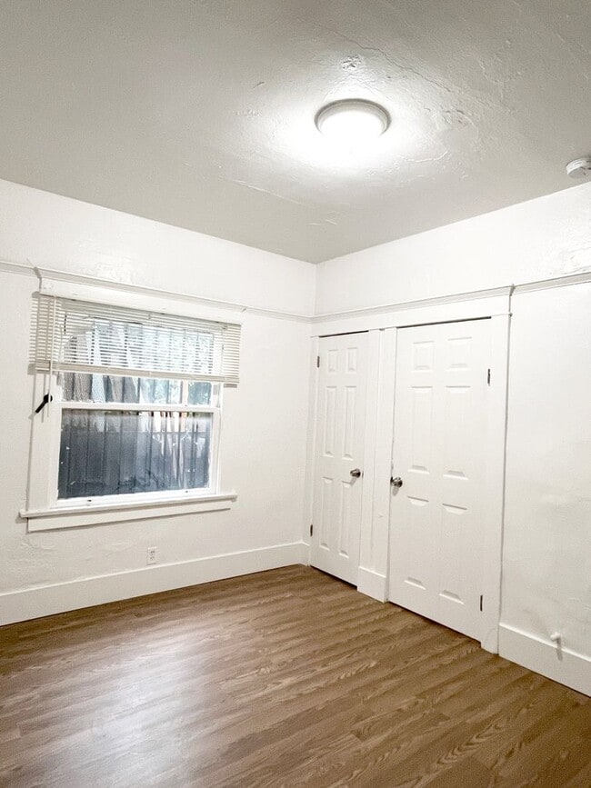 Building Photo - 458 W Vernon Ave