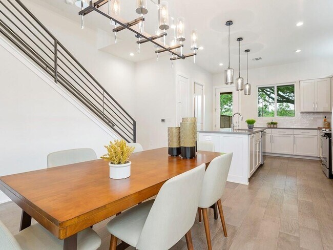 Building Photo - 1111 Brookswood Ave