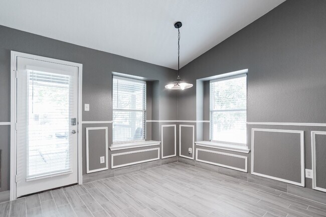 Building Photo - 692 Scheel-