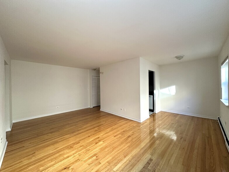 Building Photo - 6830 N Sheridan Rd