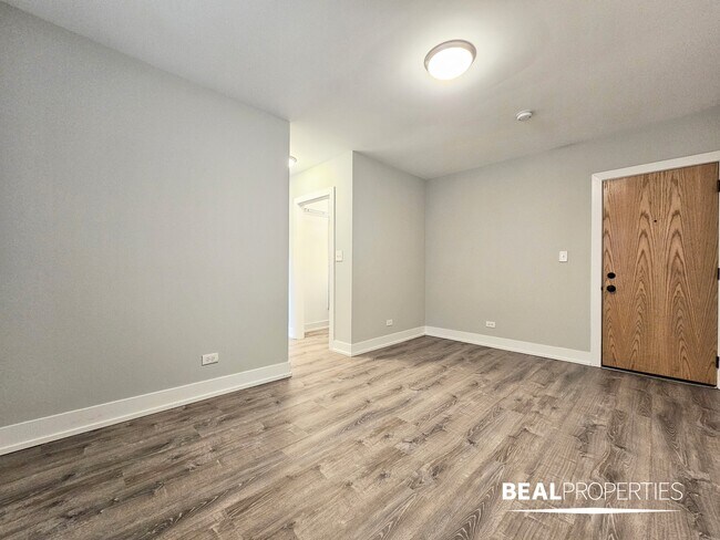Building Photo - 429 W Belden Ave
