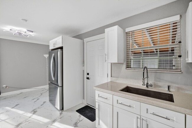 Building Photo - 108 SW 24th Ave