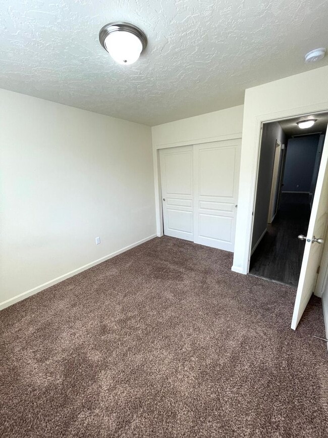 Building Photo - Beautiful Three Bedroom Two Bath in Kennewick