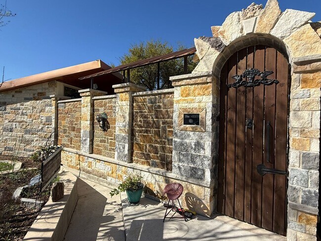 Building Photo - Custom built condo! Country Living! Offered unfurnished OR furnished!