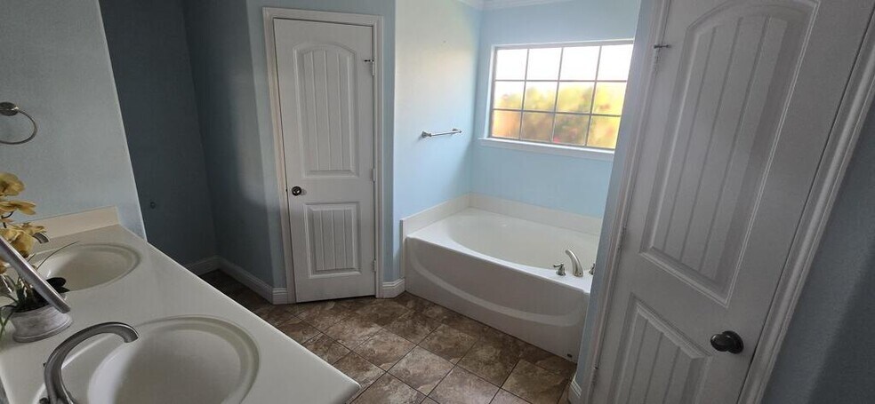 Building Photo - 3020 San Pedro Dr