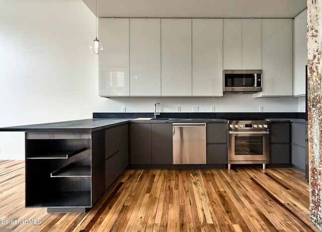 Building Photo - 520 State Rd