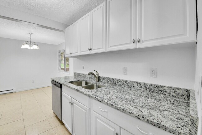 Building Photo - $1,895 - 2 Bed 2 Bath Condo in Aurora with...