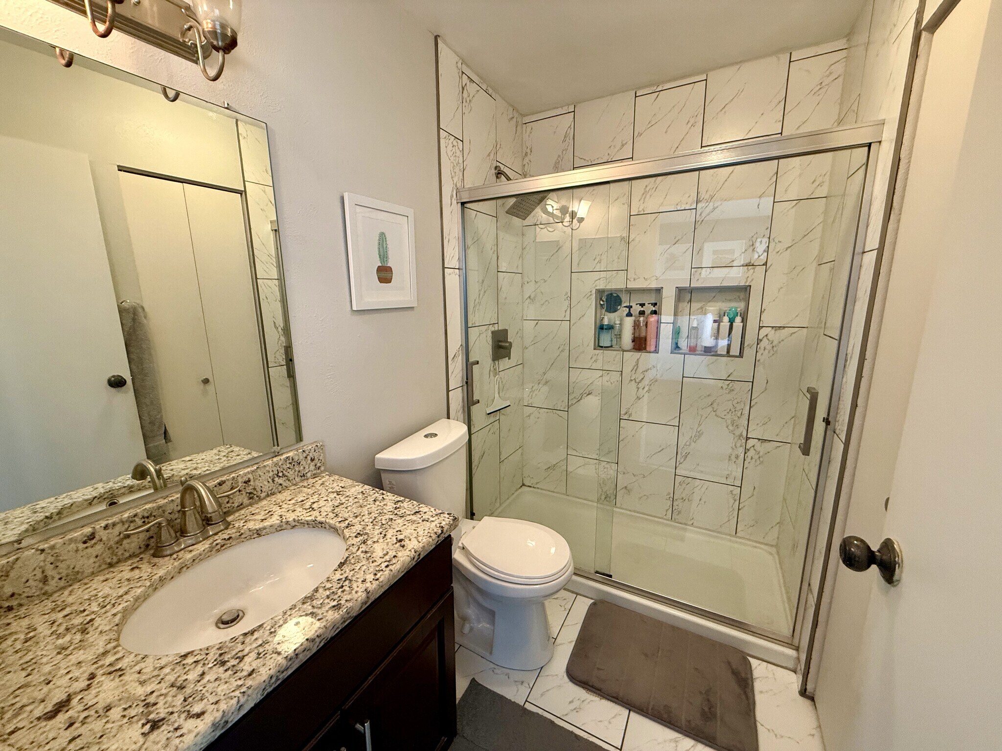 Updated En-Suite Bathroom. - 960 N Pennsylvania St