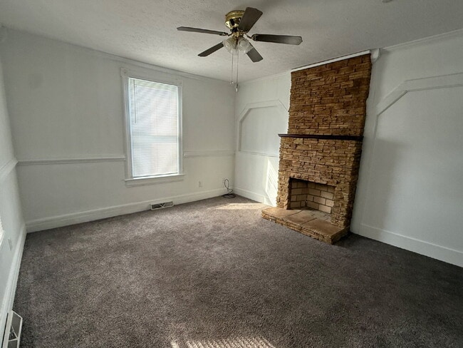 Building Photo - Very Large 3 or 4 bedroom home with nice y...
