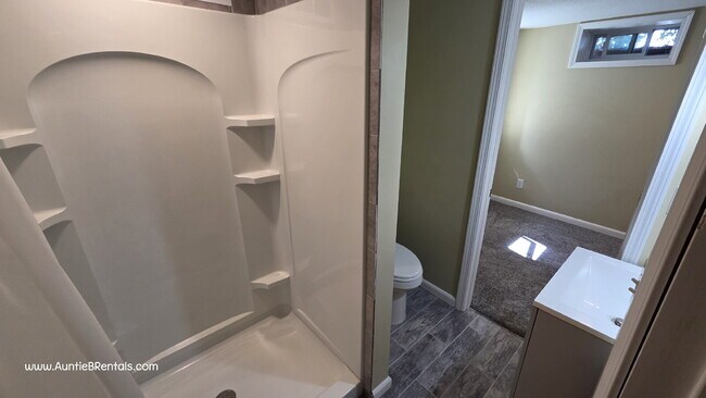 Building Photo - Quiet Studio Apartment - Check out the VIDEO TOUR
