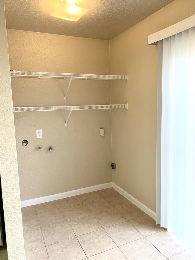 Building Photo - 1612 Mossglenn Cir