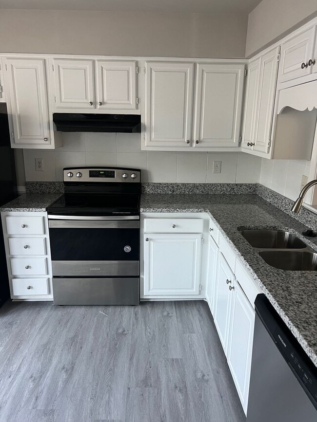 Building Photo - Totally Rehab Townhome