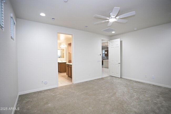 Building Photo - 976 W Finch Dr