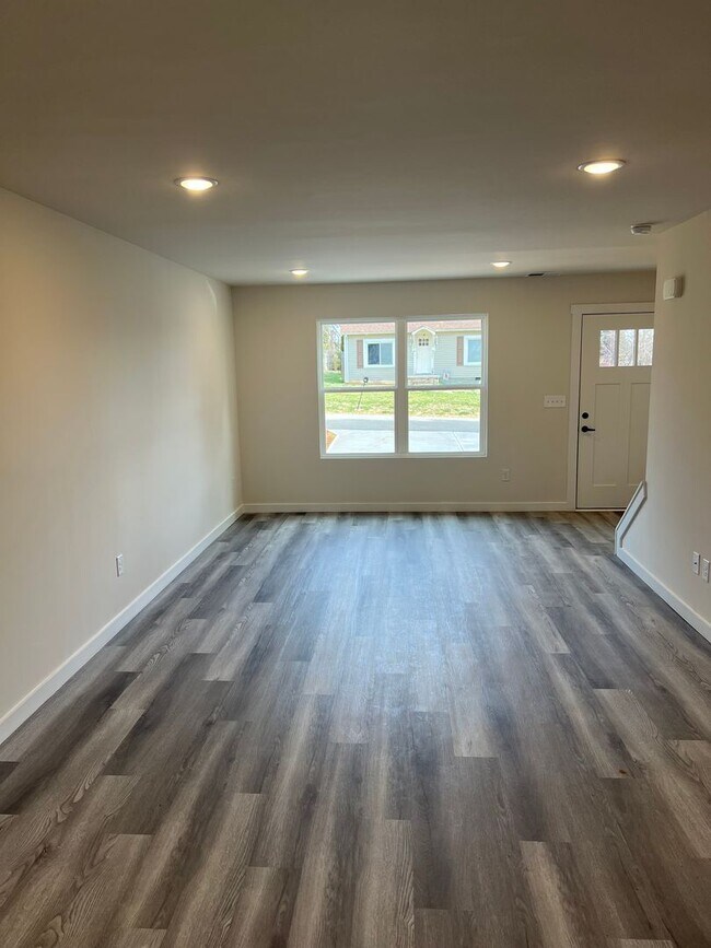 Building Photo - Modern 3BR / 2.5BA Townhome in a Prime Location – Washer/Dryer Included