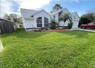 Building Photo - Stunning 3BD/2BTH Pool Home in Tarpon Spri...