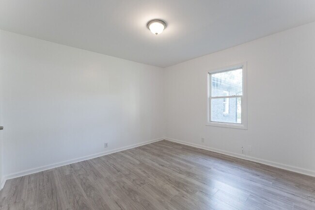 Building Photo - Update 2 Bed 1 Bath in The Nations