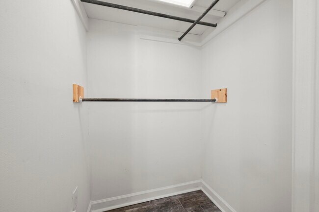 Building Photo - 2201 Hunters Trl Dr