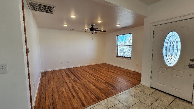 Building Photo - 1007 W 29th St