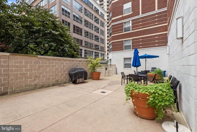 Building Photo - 880 N Pollard St