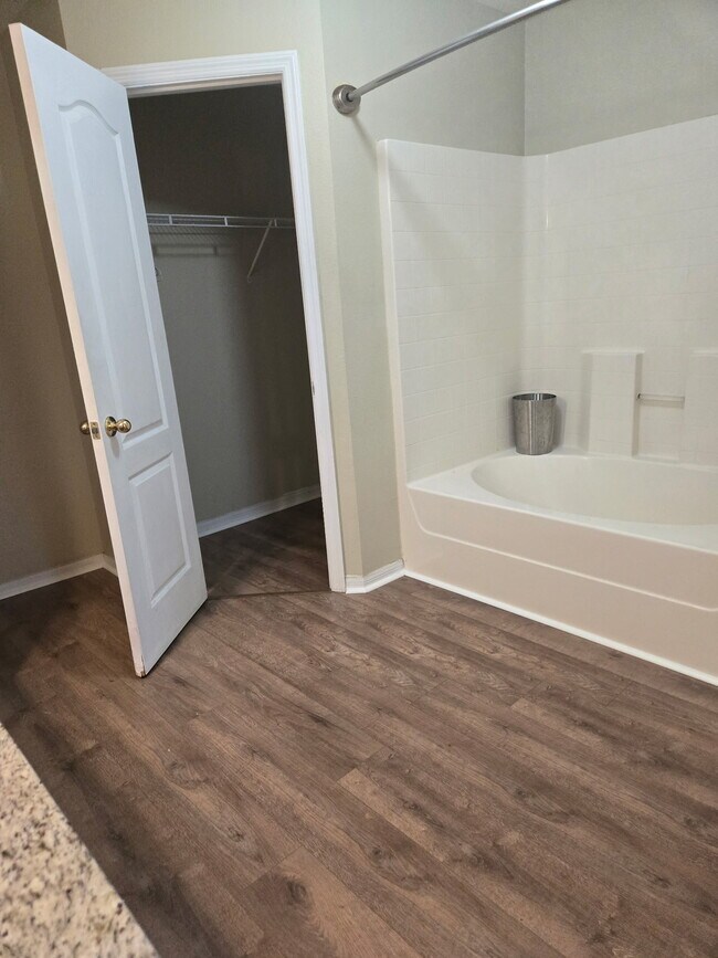 Building Photo - 305 Garden Oak Ct