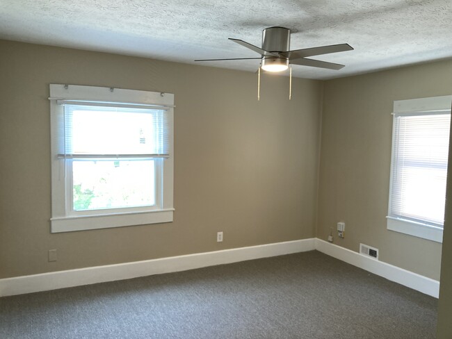 Master bedroom - 1419 N Hamilton Ave